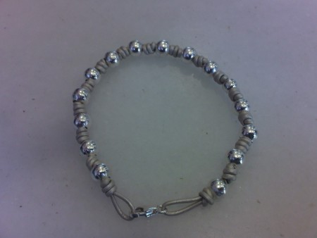 Pulseras de cuero con abalorios. P-02